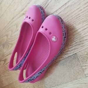 (2) CROCS Youth Flats Leopard Print Casual Lightweight Comfortable Beach Water